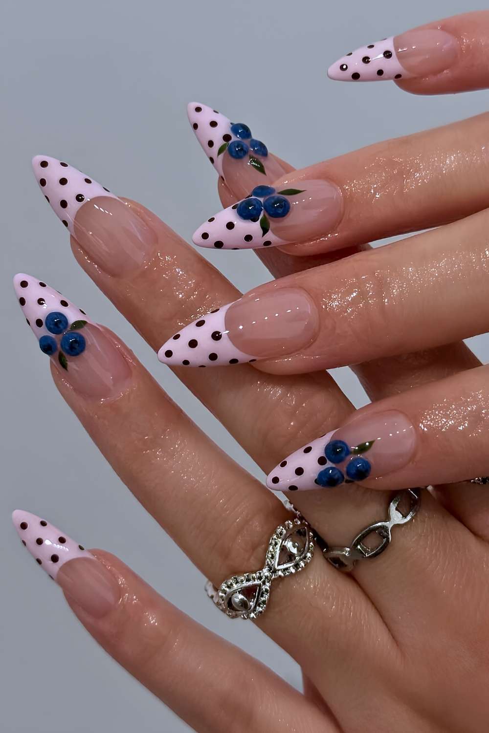 Pinke Polka Dot French Mani mit 3D Blaubeeren