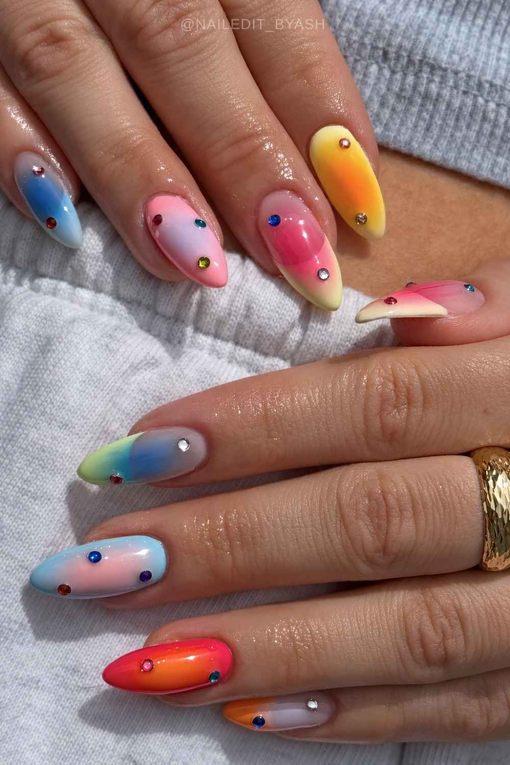 Regenbogen Aura Manikuere mit Kristallen