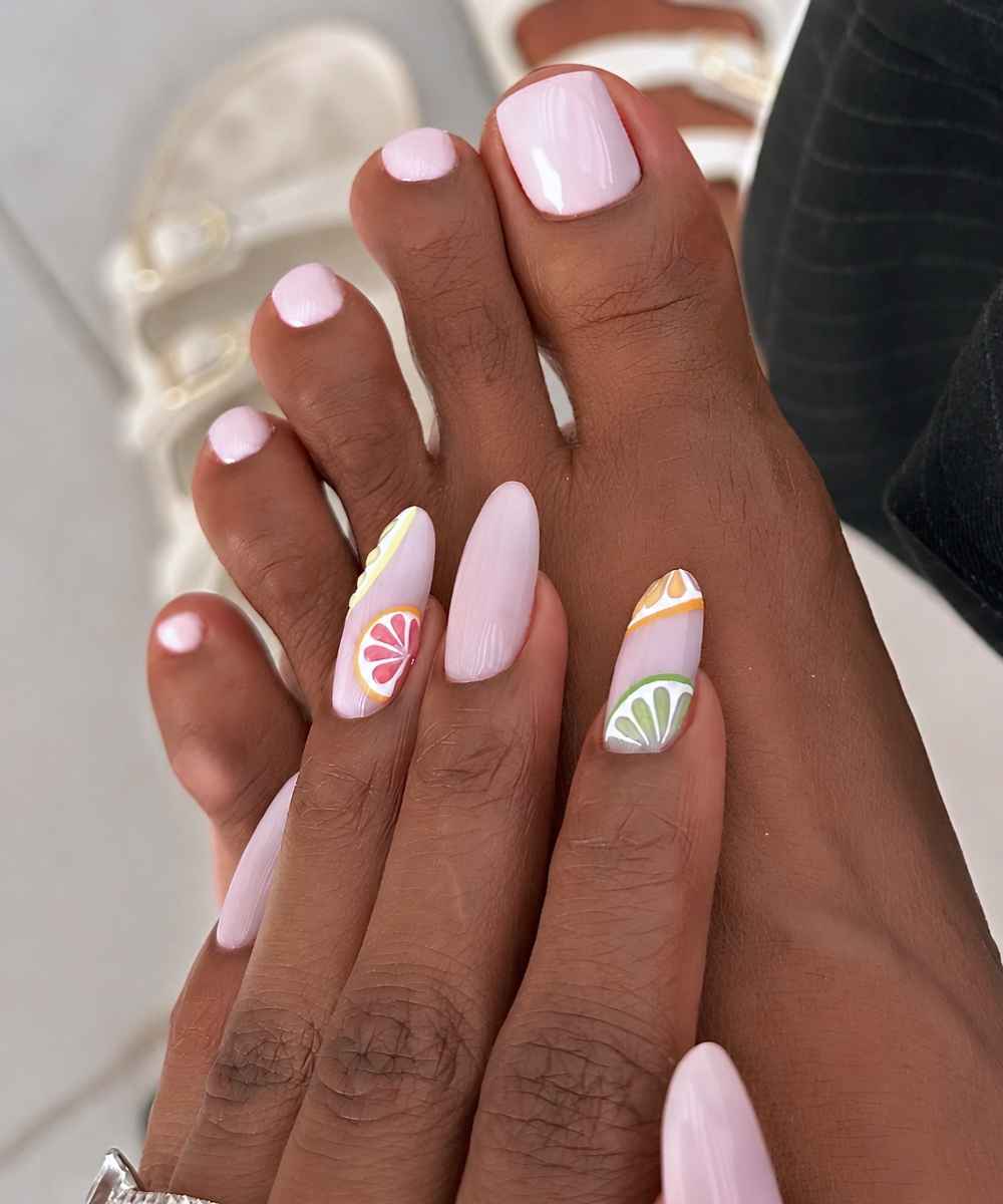 Rosa Pedikuere und Rosa Manikuere mit Fruchtmotiven