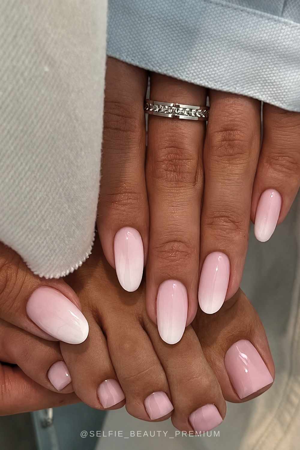 Rosa weisse Ombre Manikuere mit rosa Pedikuere