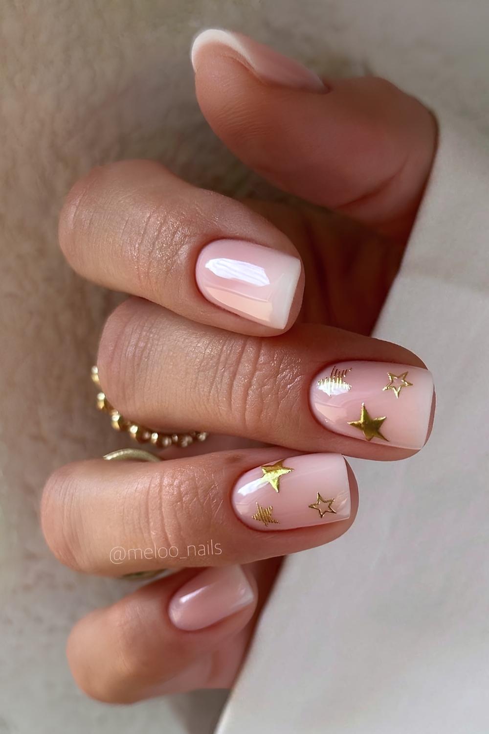 Rosa weisse Ombre Naegel mit goldenen Sternen