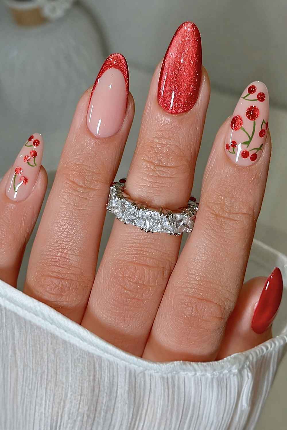 Rot Velvet Kirsch Mani mit Akzent Kirschen