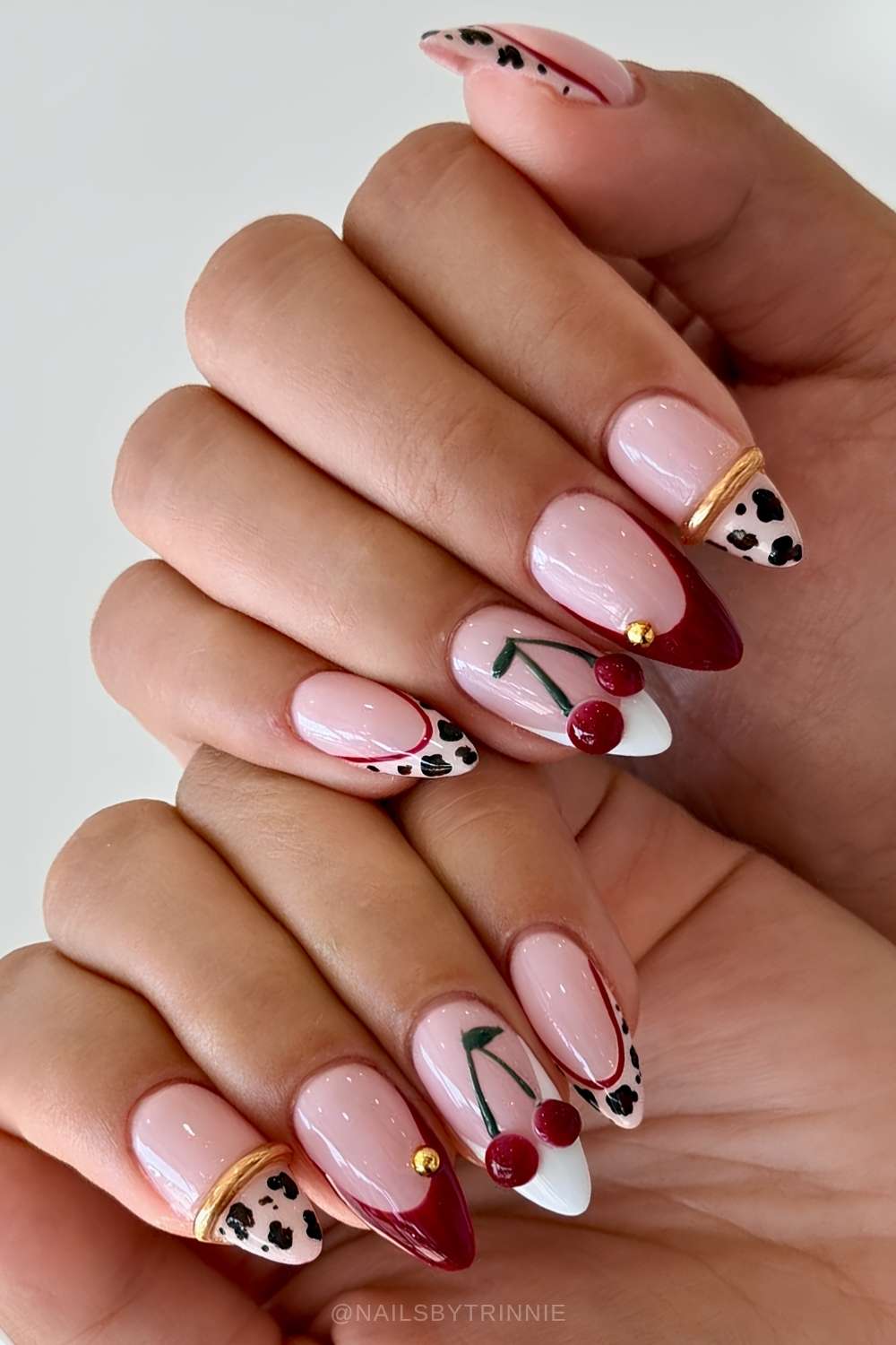 Rot und Weiss French Mani mit Kirschen und Bangle Art