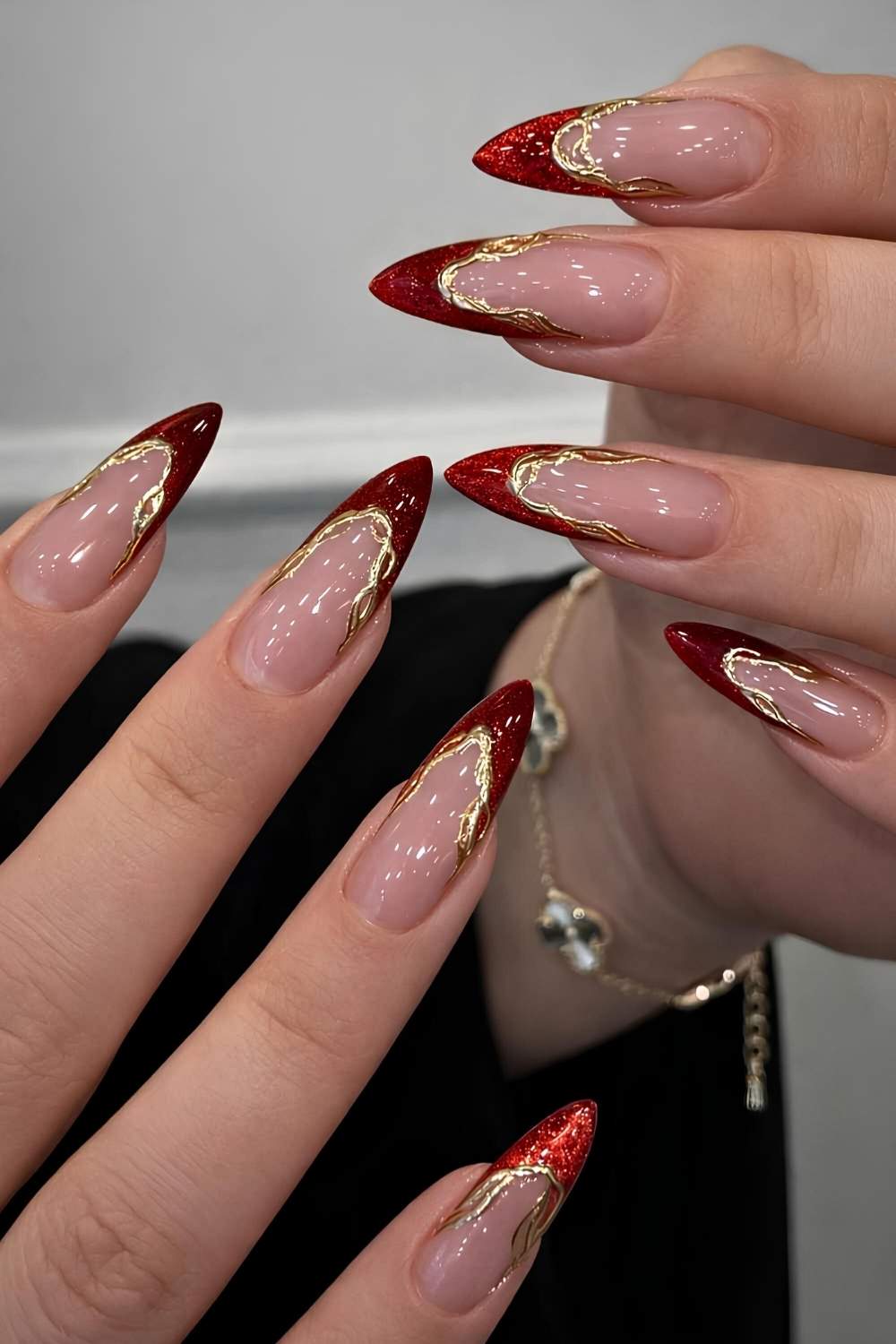Rote Cat Eye French Naegel mit goldenen Konturen