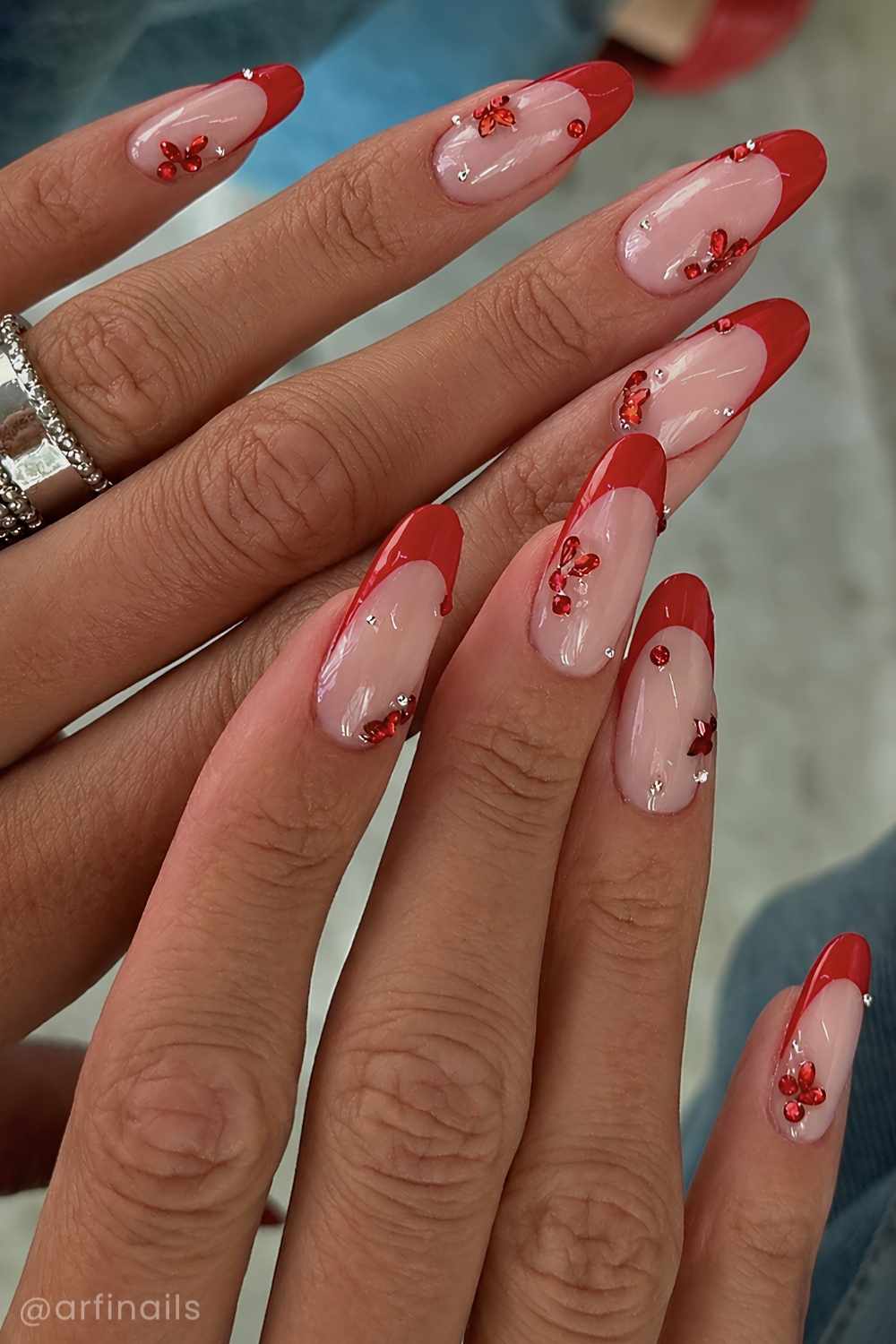 Rote French Manikuere mit Strassblumen