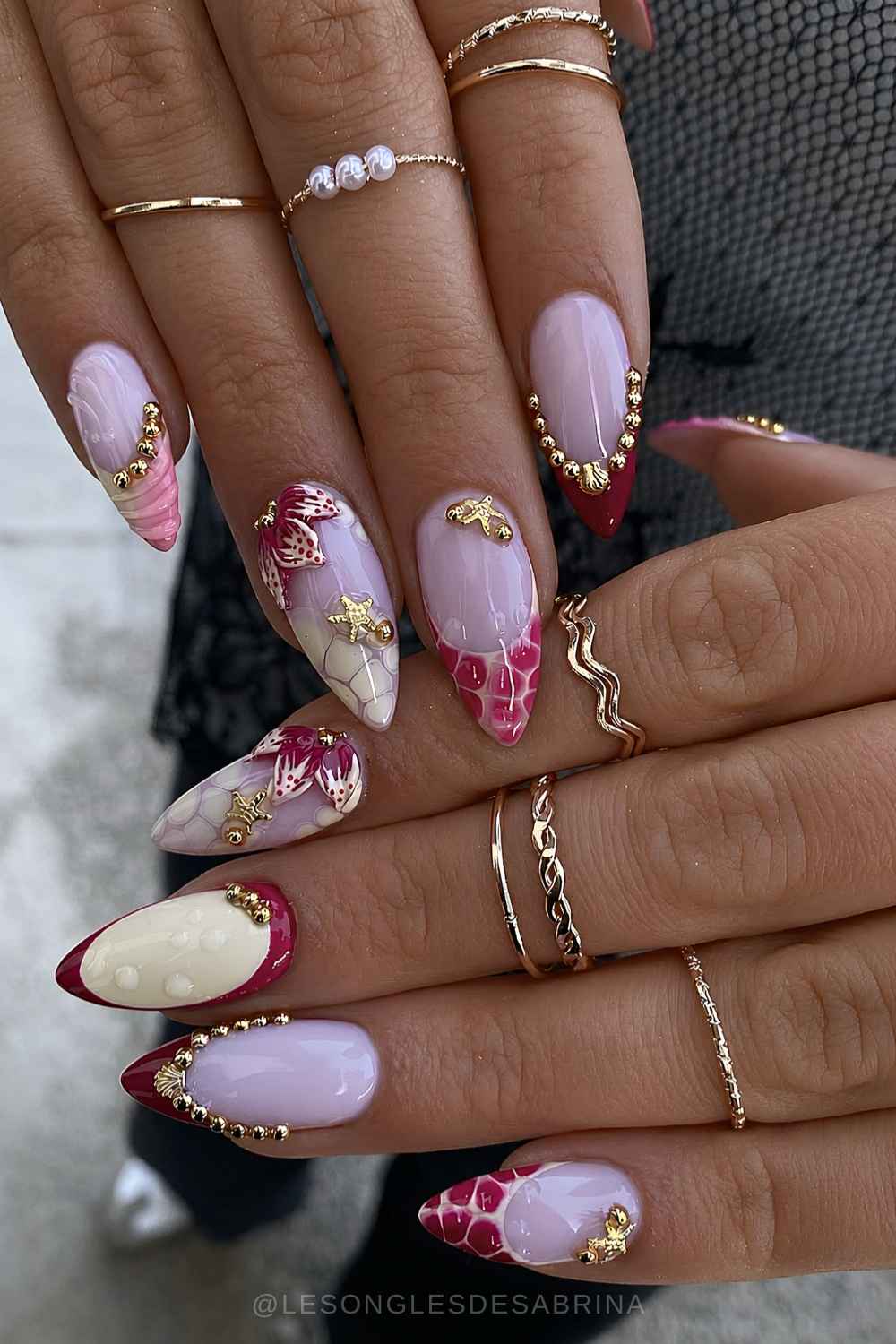 Rote und gelbe Naegel mit goldener Beach Nail Art
