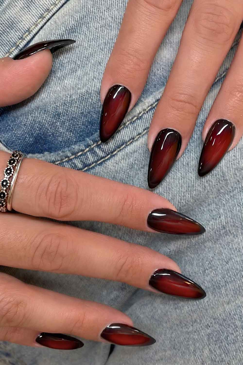Rote und schwarze Aura Naegel