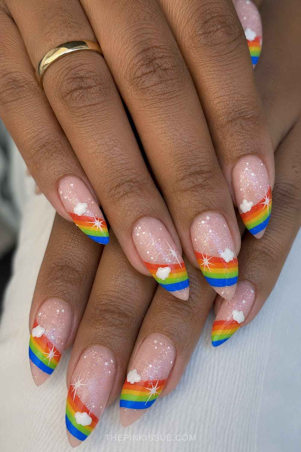 Schimmernde Naegel mit Regenbogen und Wolken