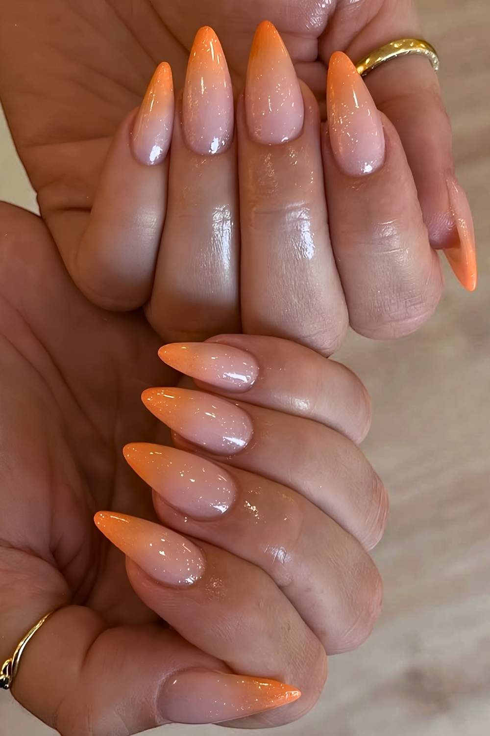 Schimmernde orange Ombre Naegel