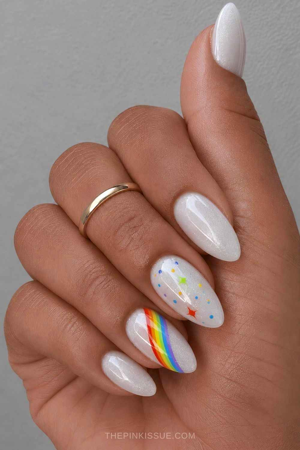Schimmernde weisse Manikuere mit Regenbogen Design