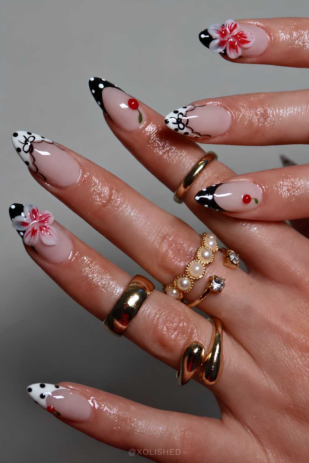 Schwarz Weiss French Mani mit Blumen und Kirschen