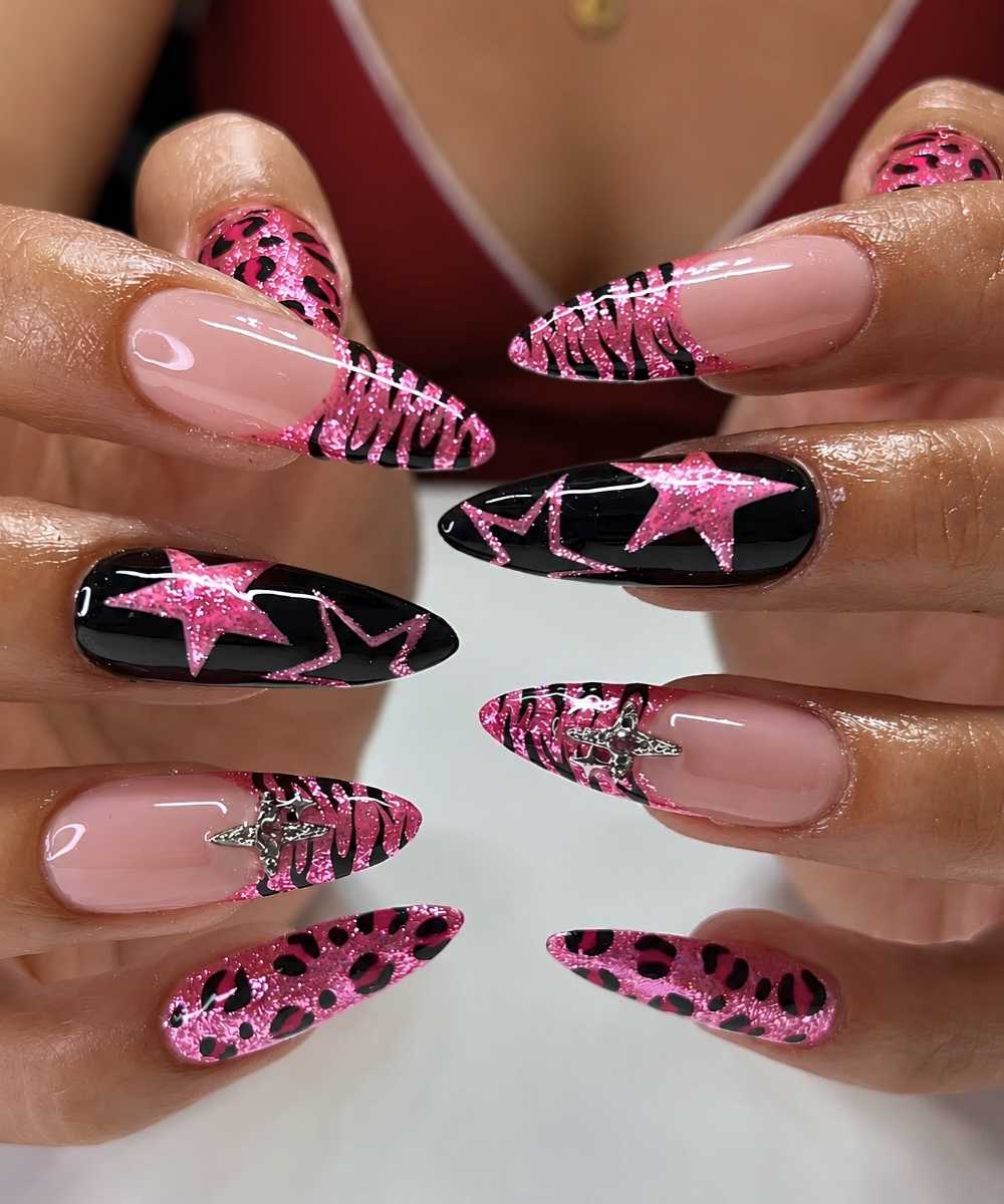 Schwarz pinke Manikure mit Animal Print und Sternen