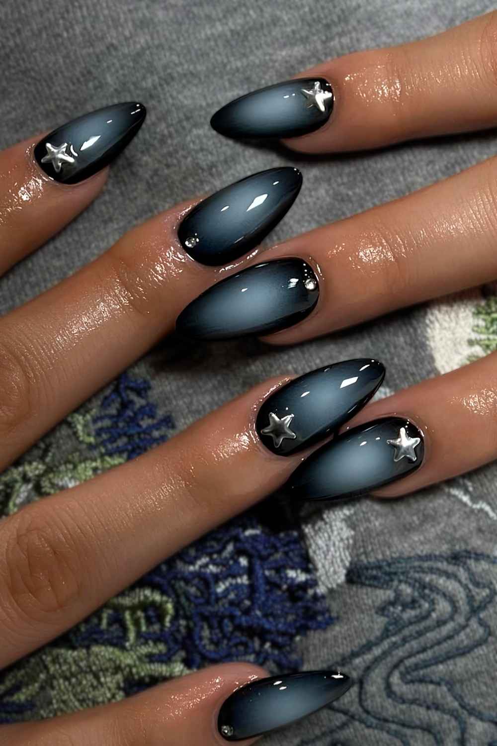 Schwarze Aura Naegel in Blau mit Sternen