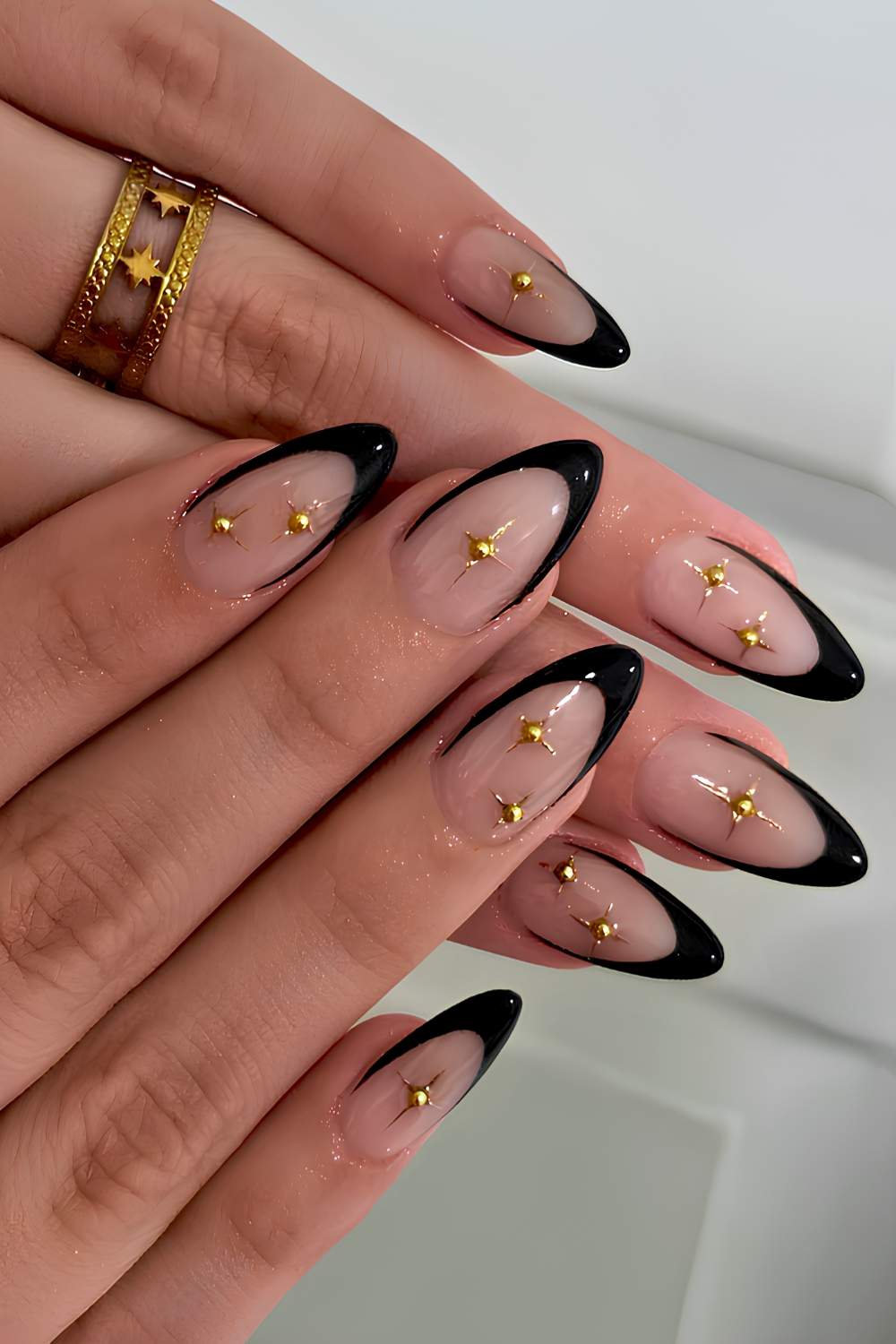 Schwarze French Naegel mit goldenen Celestial Details