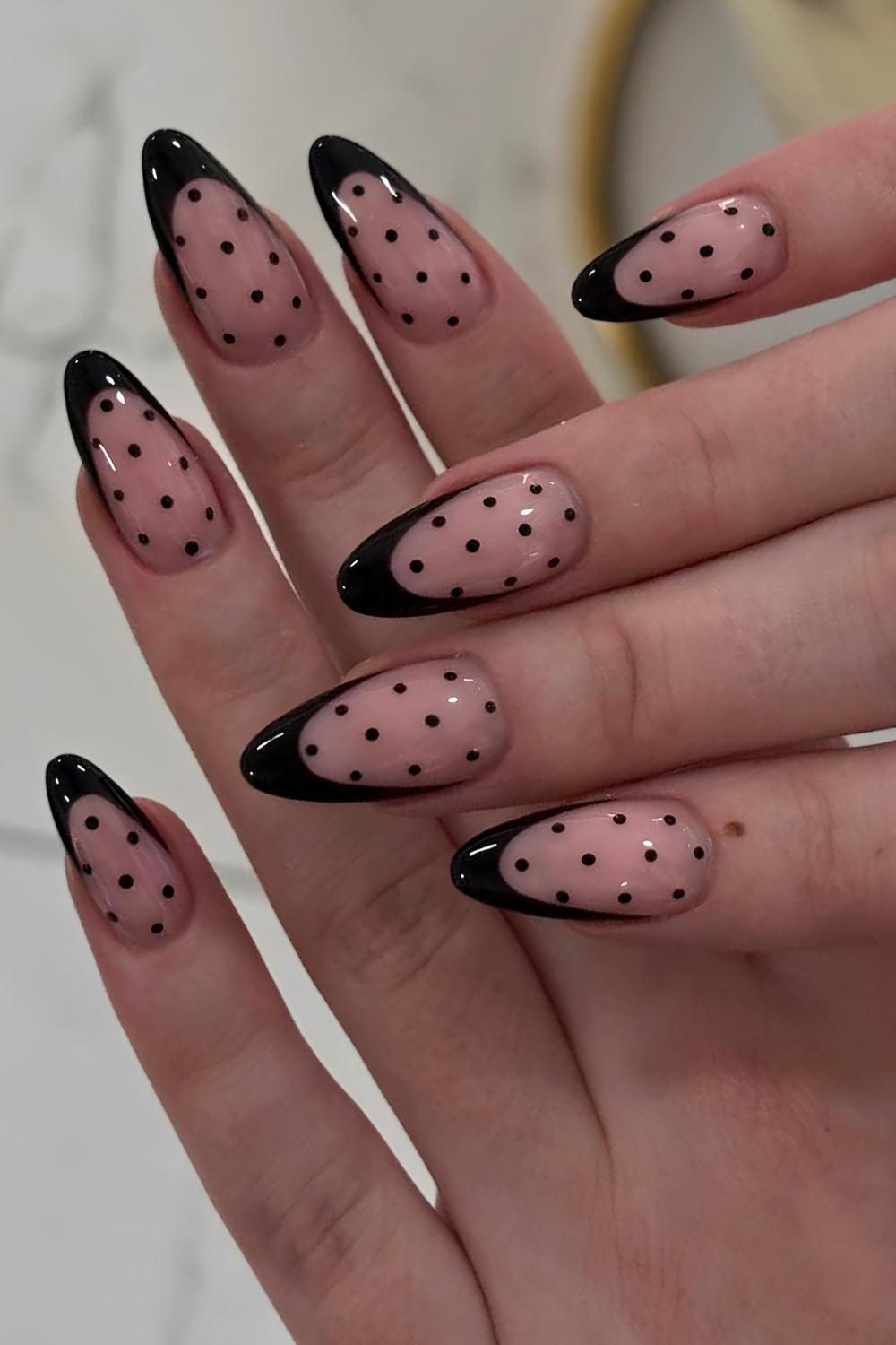 Schwarze French Tips mit Polka Dots