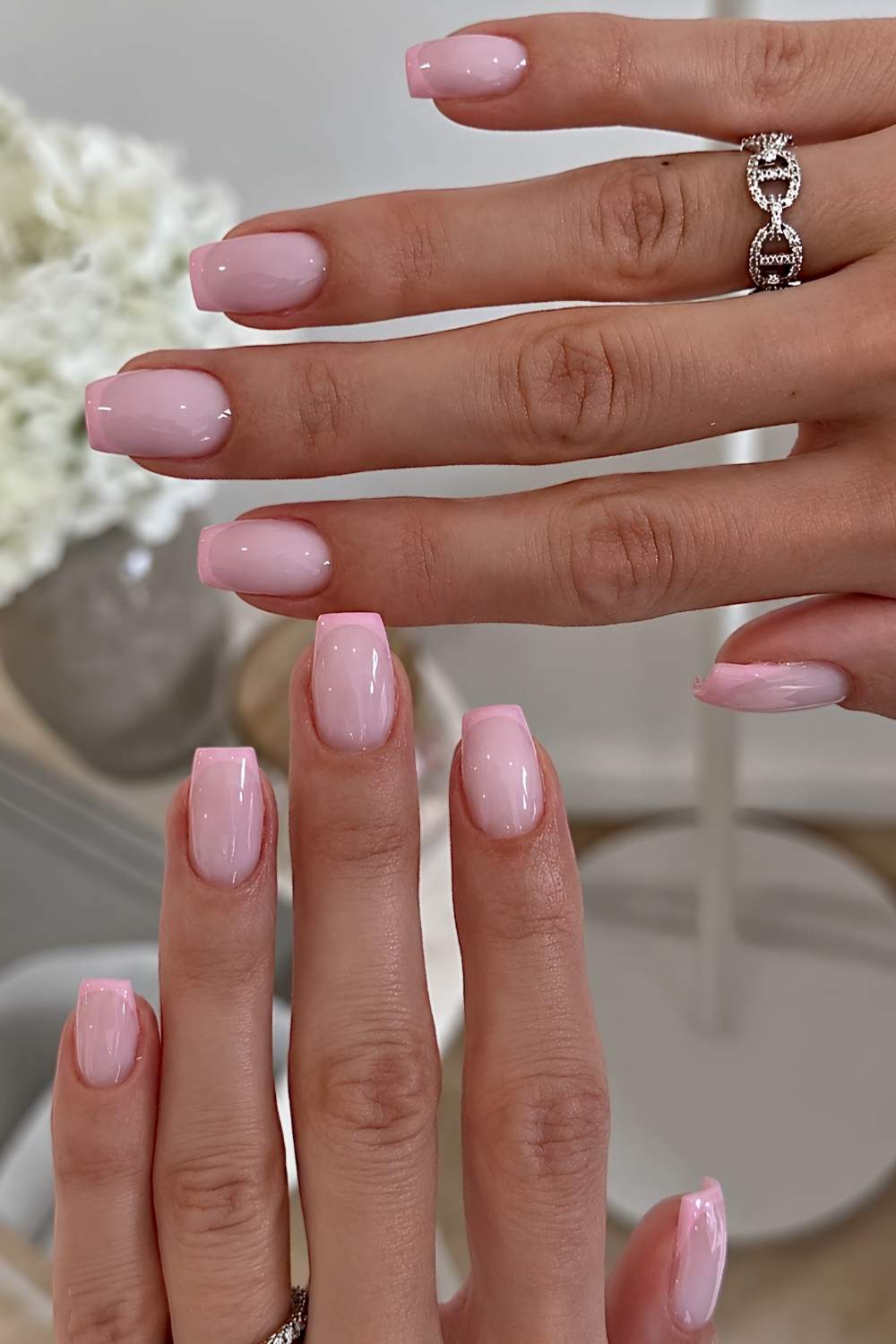 Squoval Pink auf Pink French Manikuere