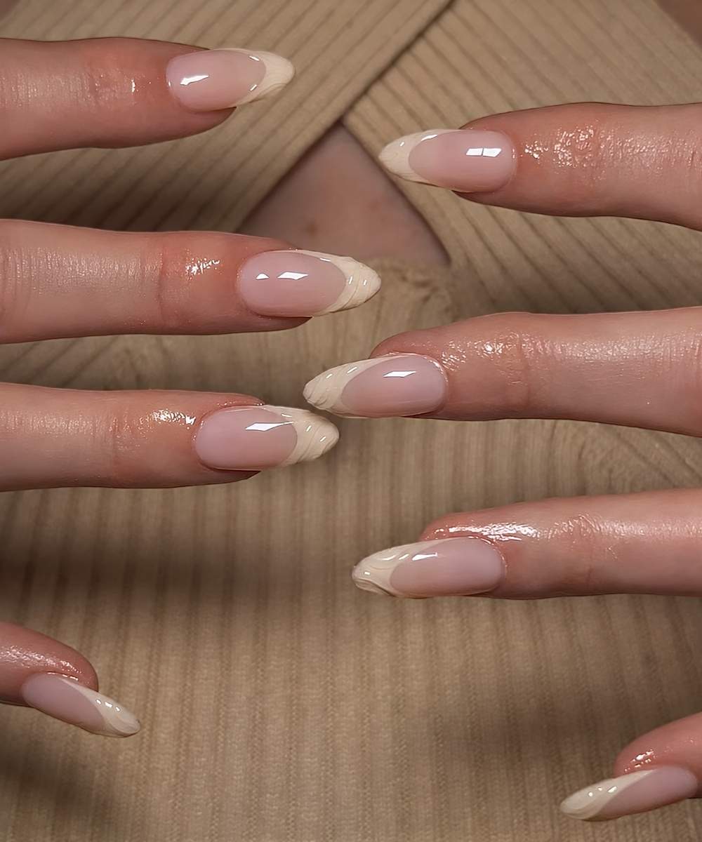 Strukturierte neutrale French Tips