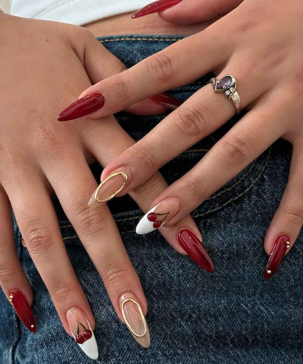 Tief Rot Mani mit Kirschen und Gold Details