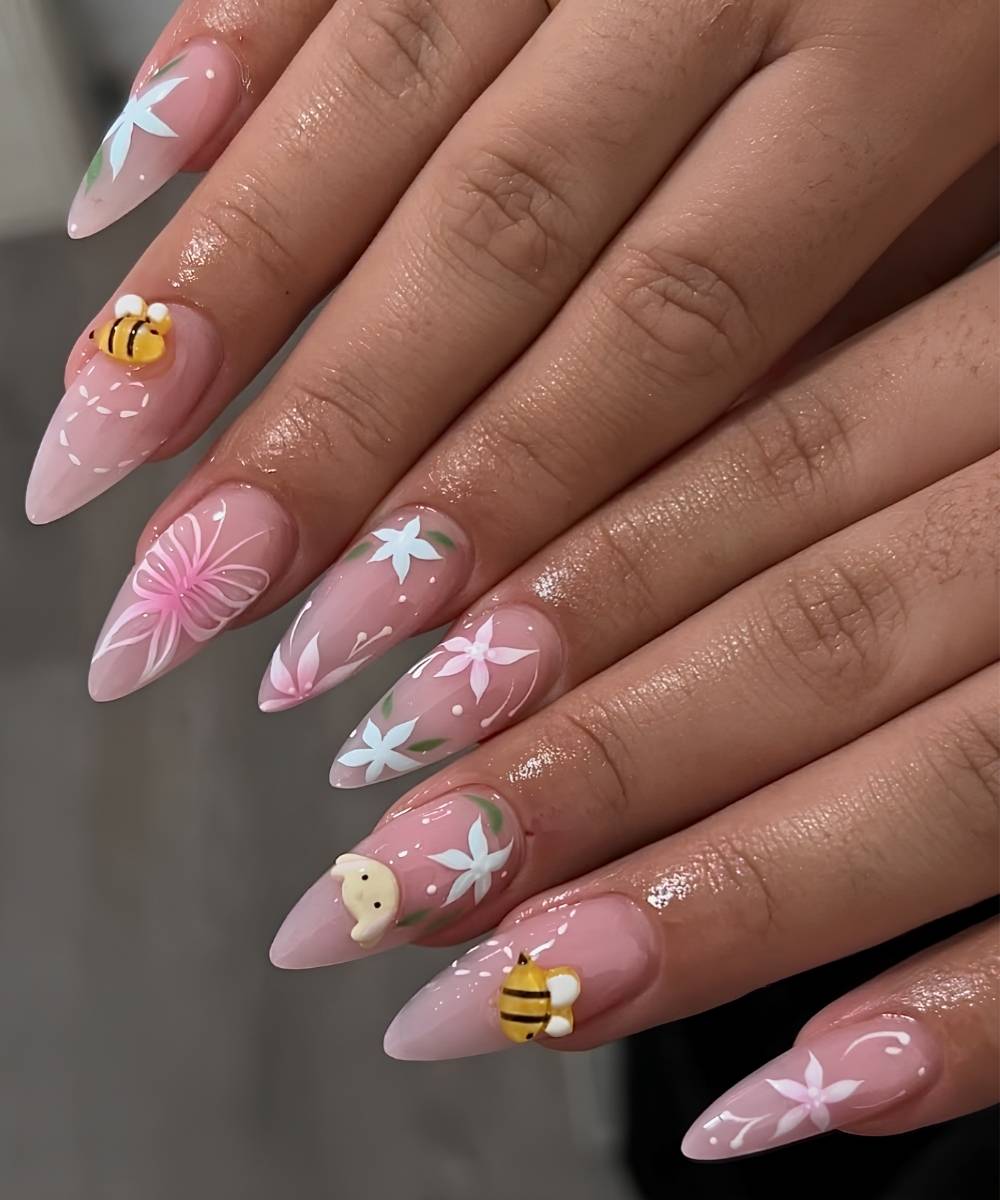 Transparente Mani mit Blumen und 3D Biene
