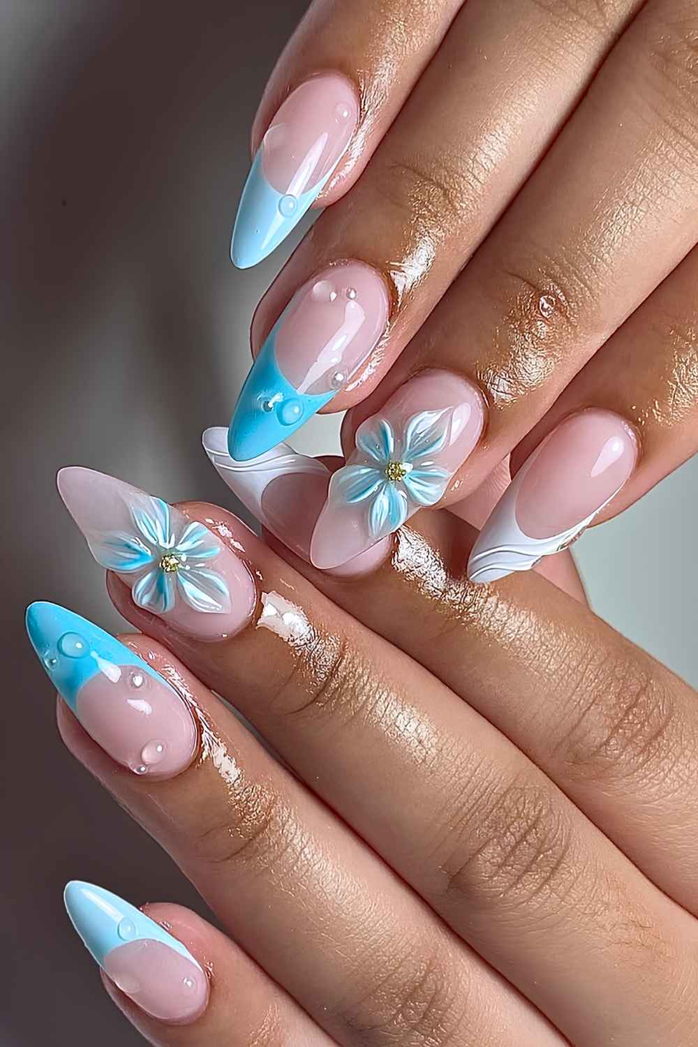 Tuerkisblaue und weisse 3D Blumen Naegel
