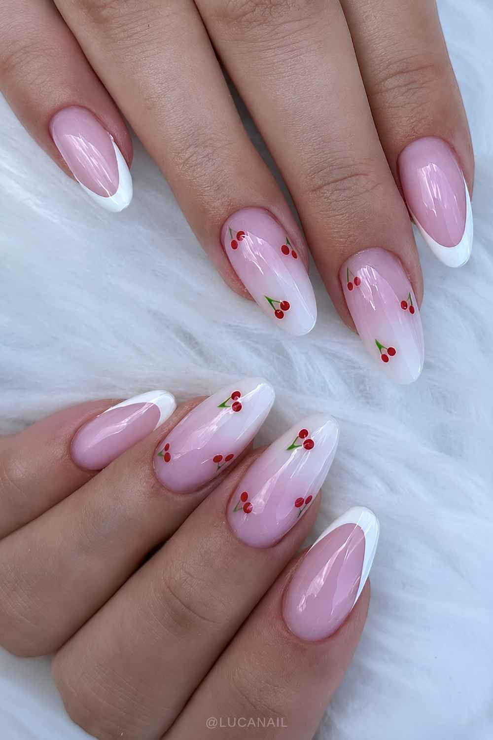 Weiss French Mani mit Mikro Kirschen
