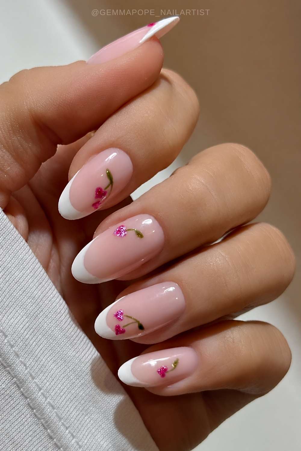Weiss French Naegel mit Rosa Herz Kirschen