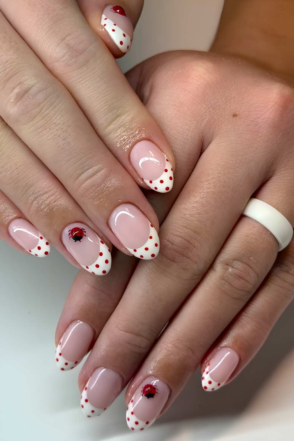 Weiss rote Polka Dot French Mani mit Marienkaefern