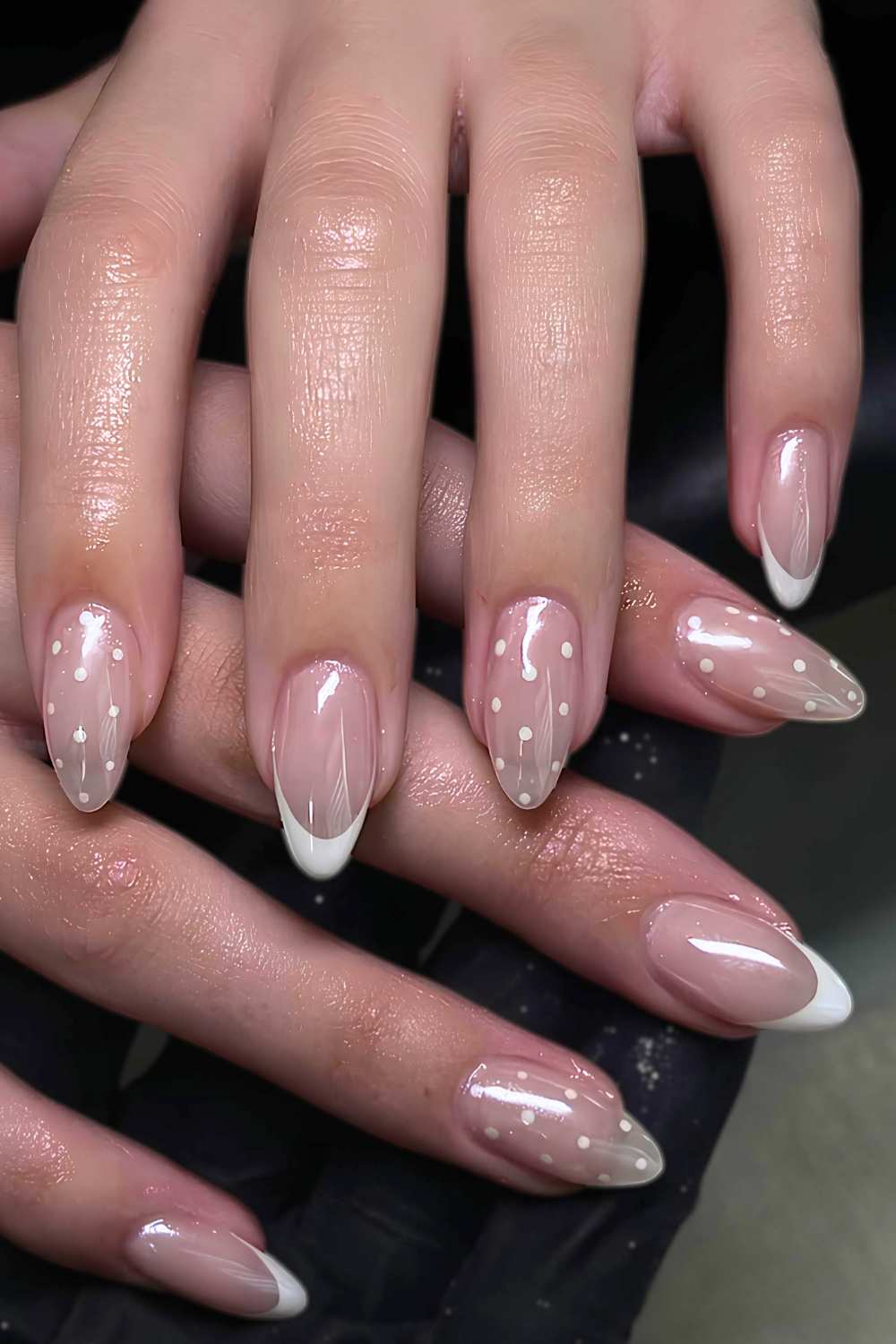 Weisse Chrome French Naegel mit Polka Dots