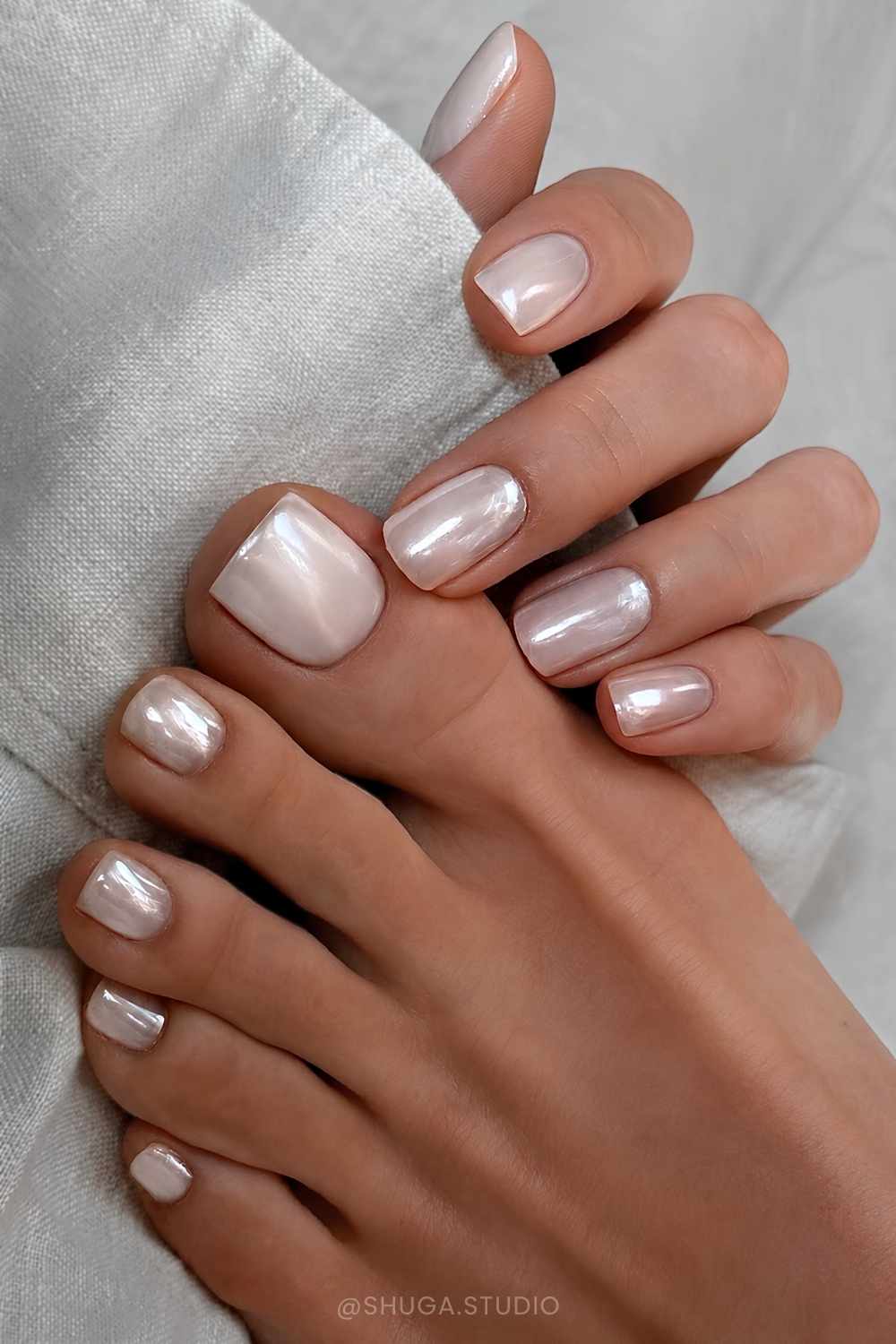 Weisse Chrome Manikuere und Pedikuere