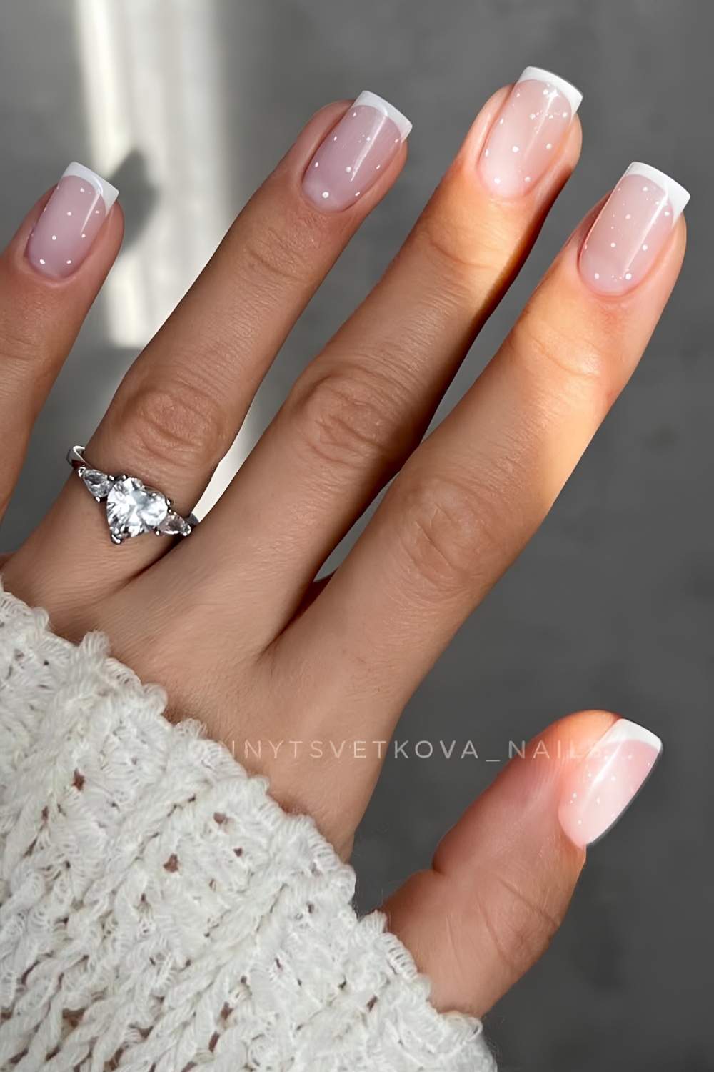 Weisse French Mani mit Mini Punkten