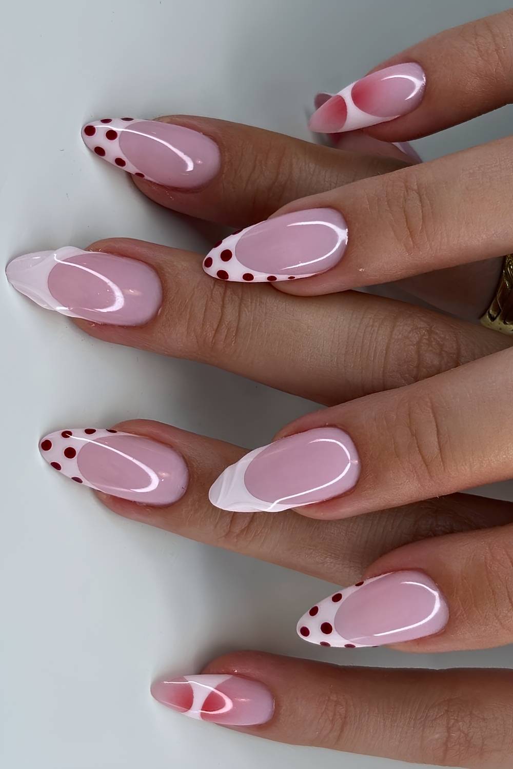 Weisse French Mani mit Polka Dot Akzenten