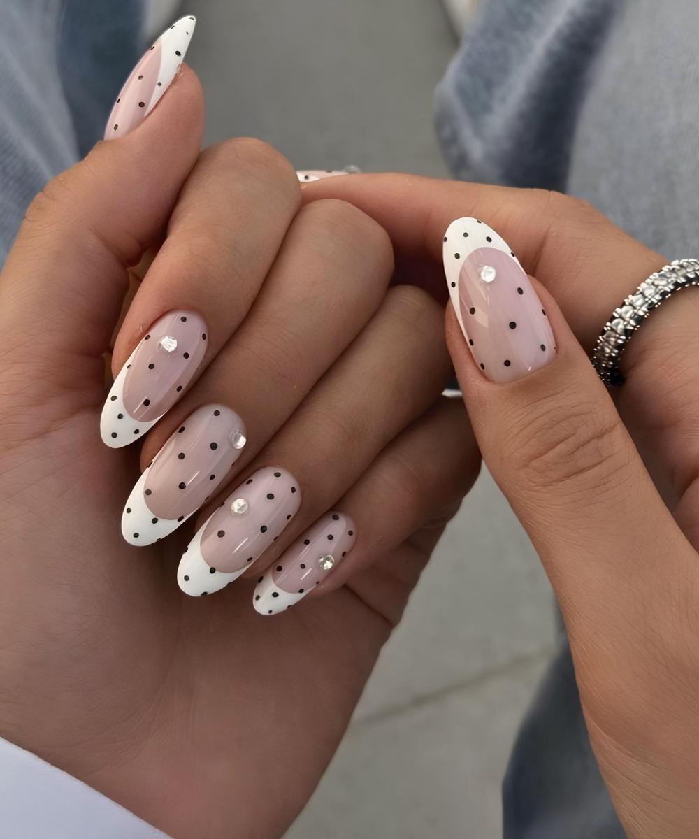 Weisse French Mani mit Punkten und Strass