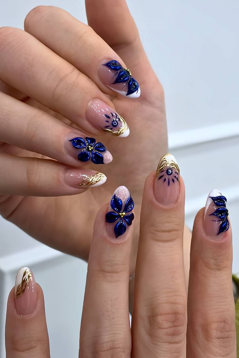 Weisse French Mani mit blauen Blumen und Nazar Motiven