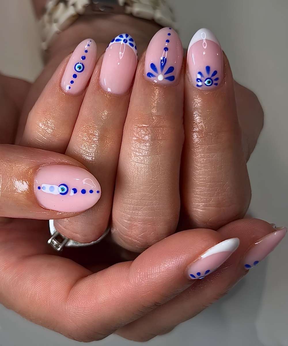 Weisse French Mani mit blauer Blume und Nazar Motiv