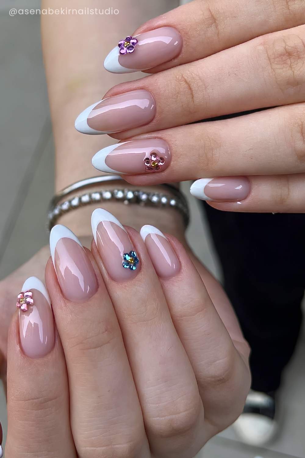 Weisse French Manikuere mit Strassblumen