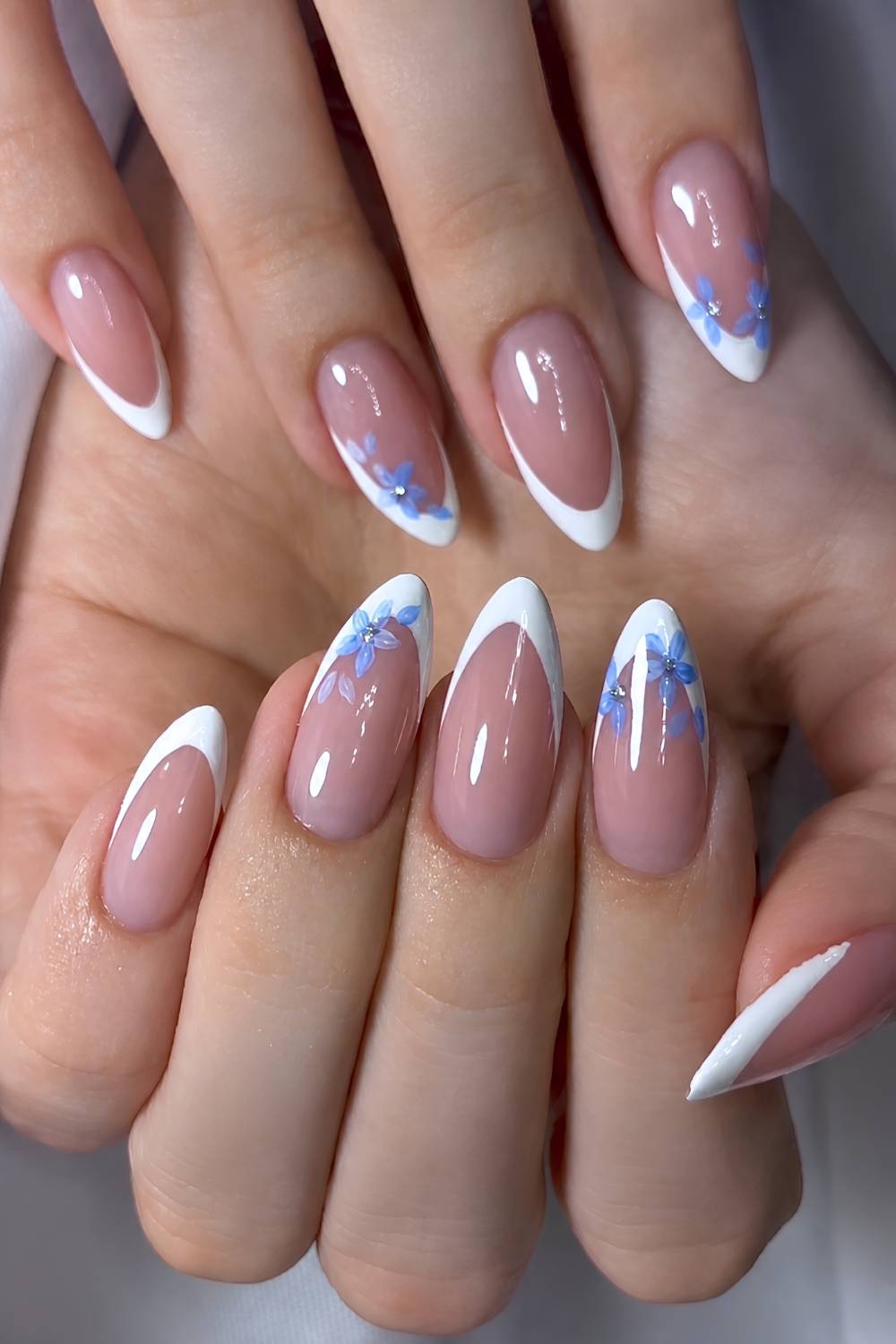 Weisse French Manikuere mit blauen Blumen