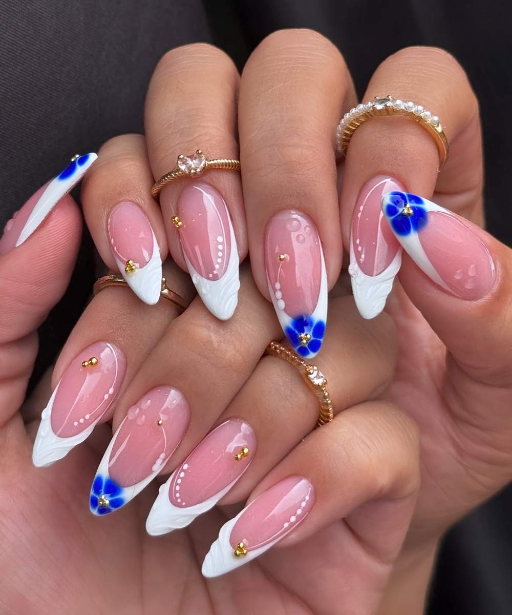 Weisse French Naegel mit blauen Blooming Gel Blumen