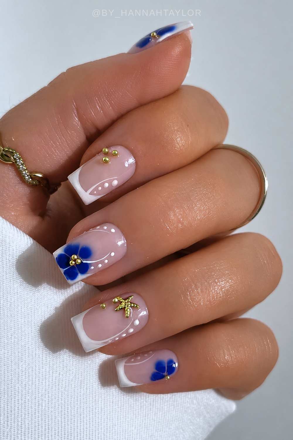 Weisse French Nails mit Seesternen und blauen Blumen