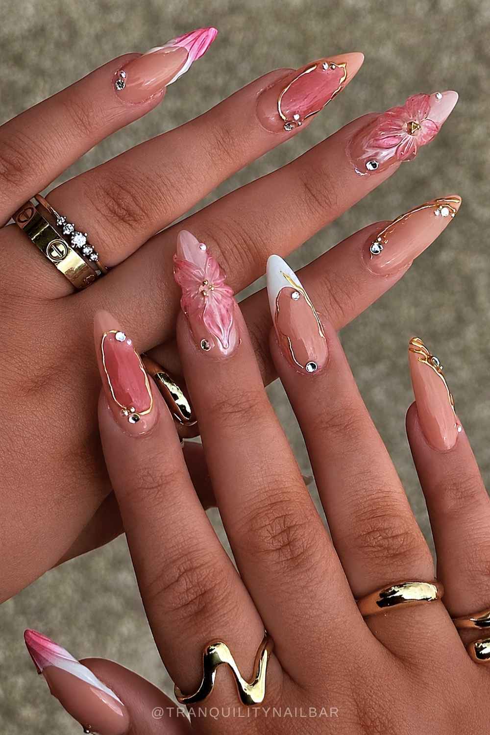 Weisse French Nails mit Sunset Aura und Blumen