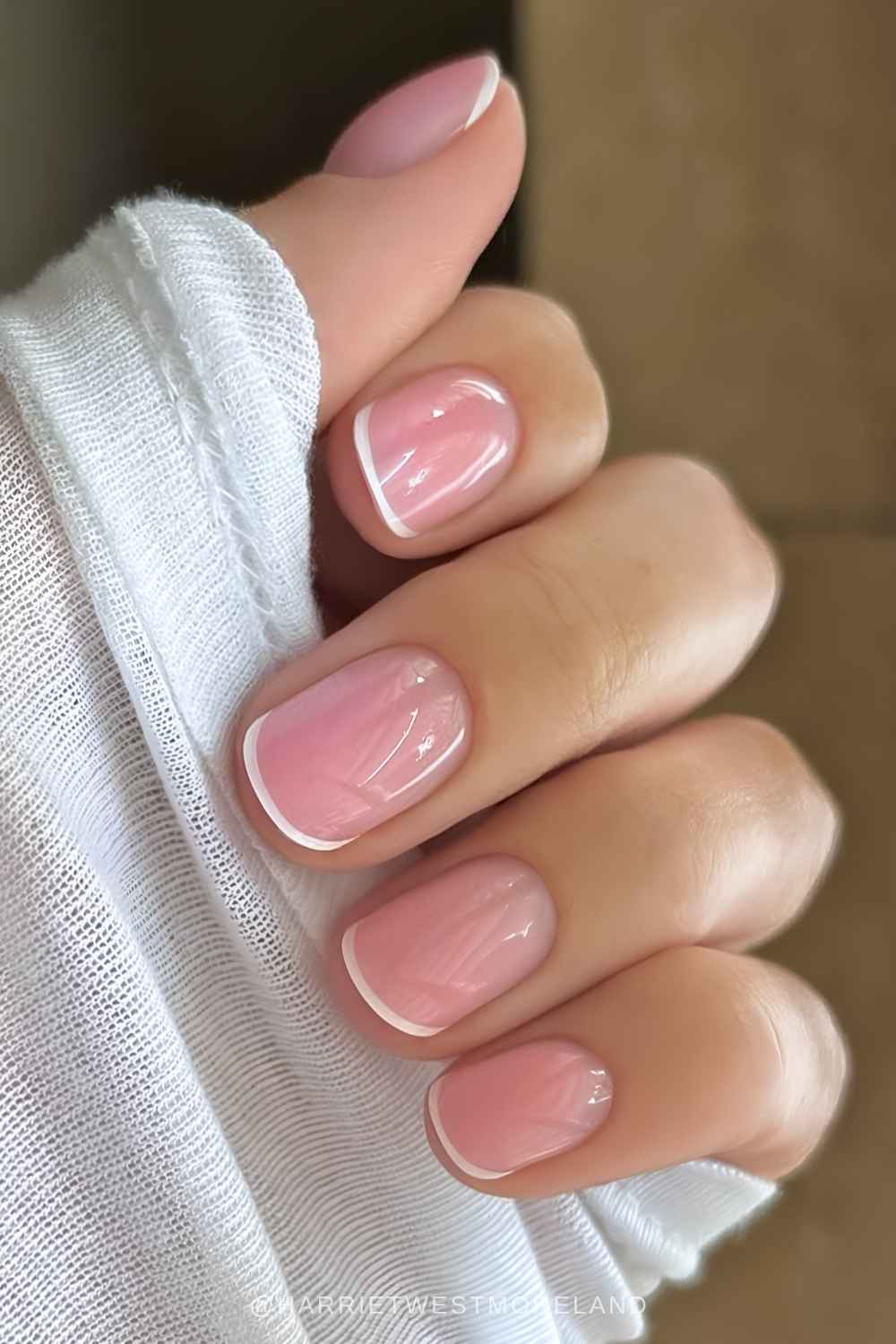 Weisse Micro French Manikuere auf rosa Basis