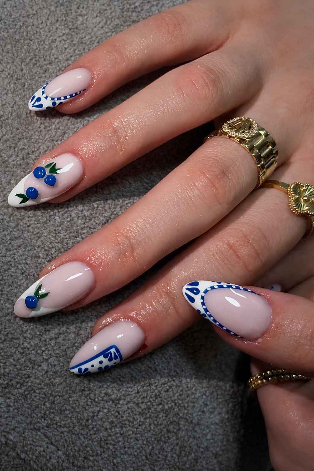 Weisse Naegel mit Blaubeeren und blauen Blumen