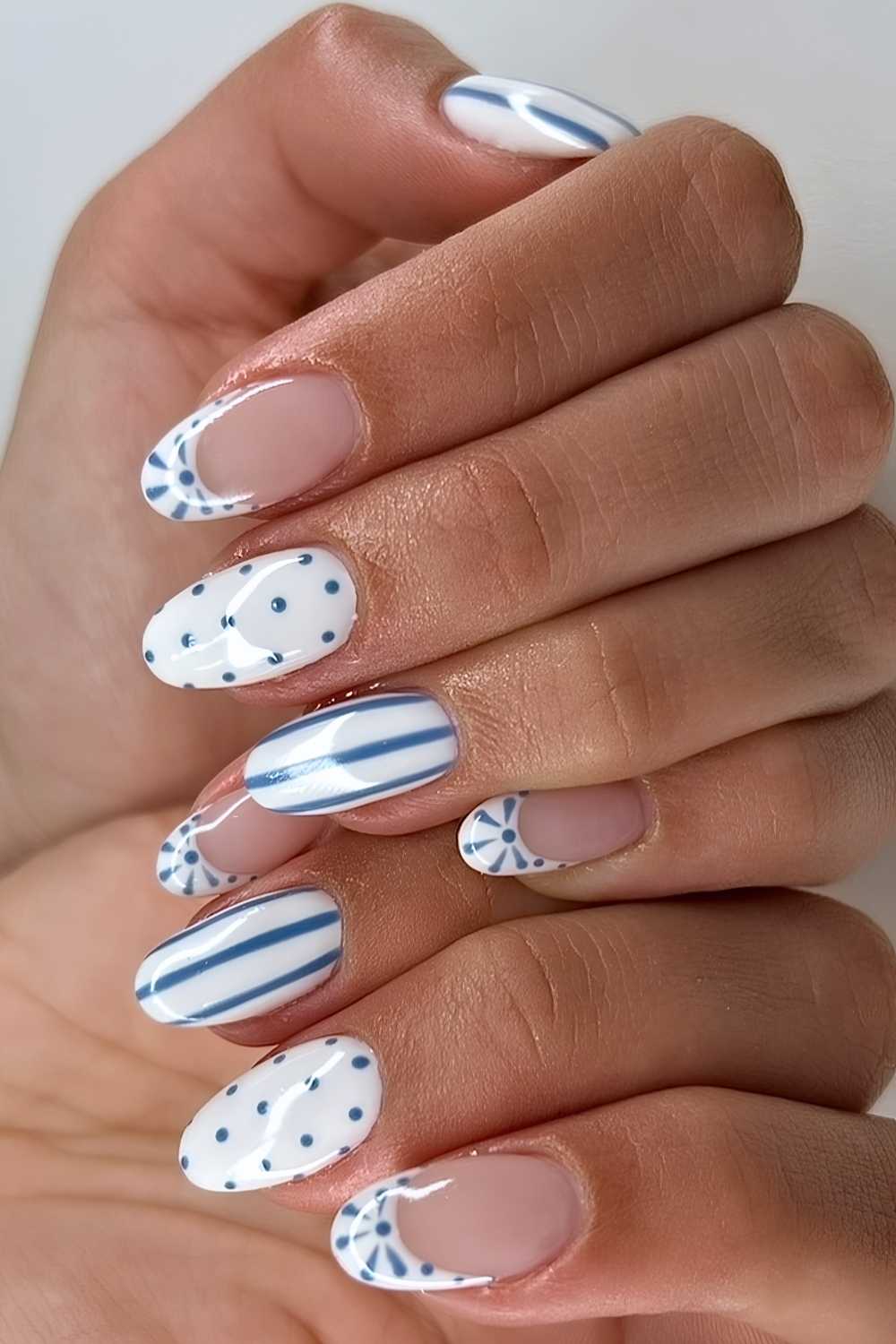Weisse Naegel mit blauen Streifen und Punkten