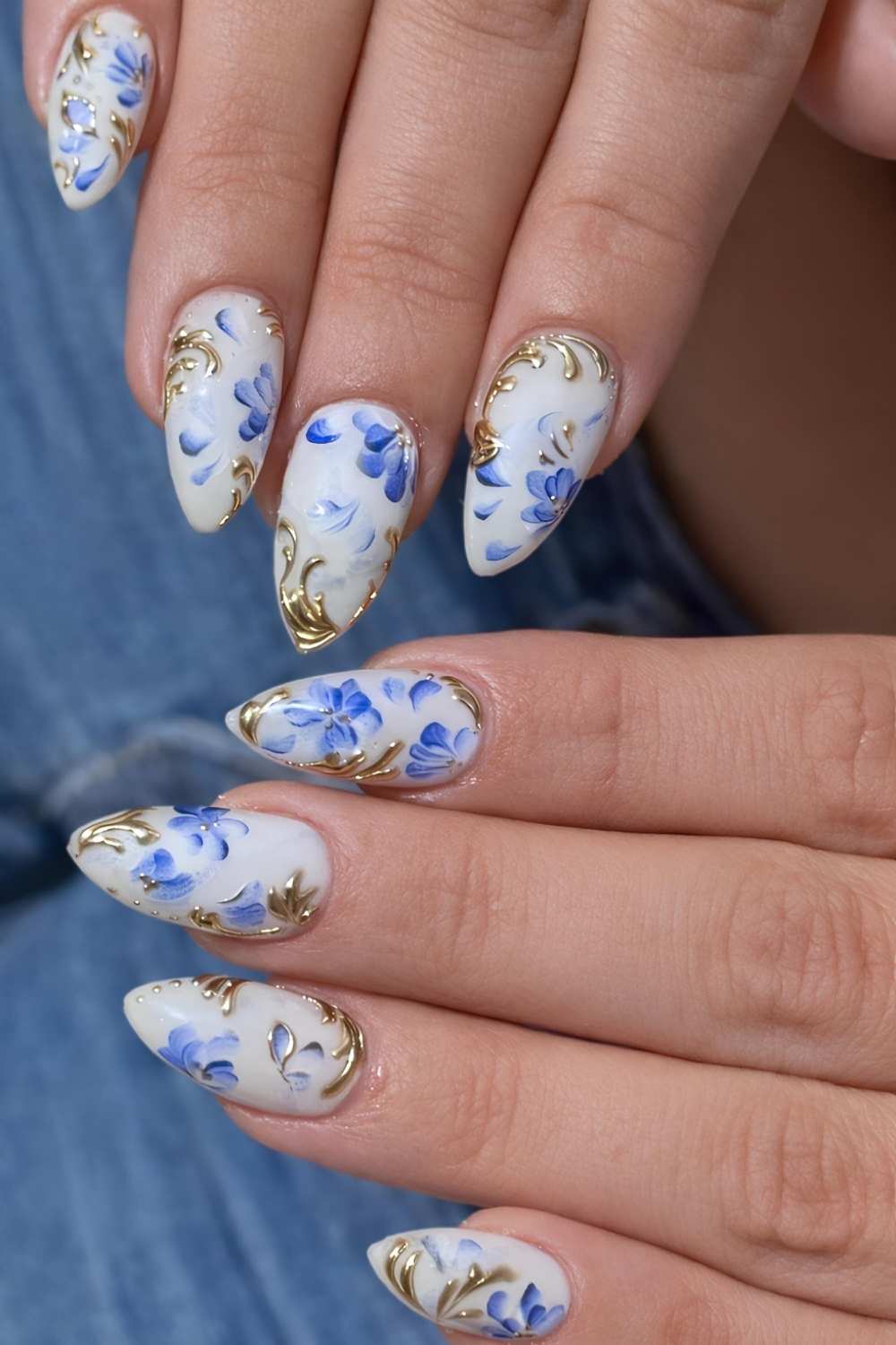 Weisse Naegel mit blauen und goldenen Vintage Blumen