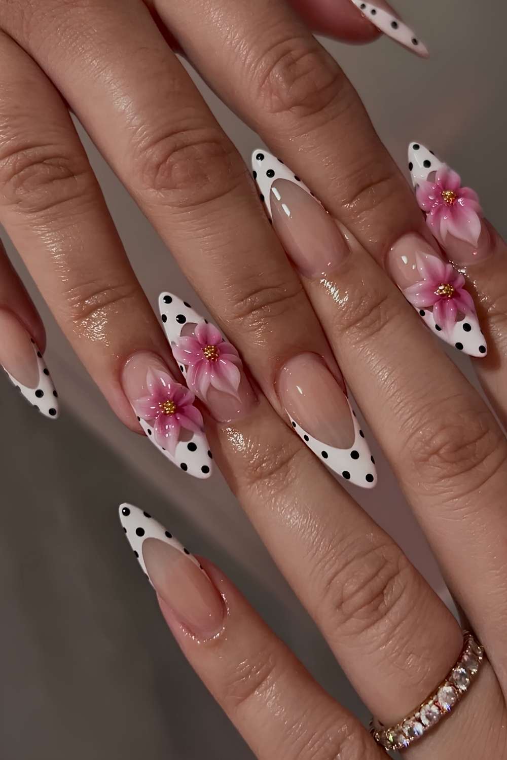 Weisse Polka Dot French Naegel mit 3D Blumen