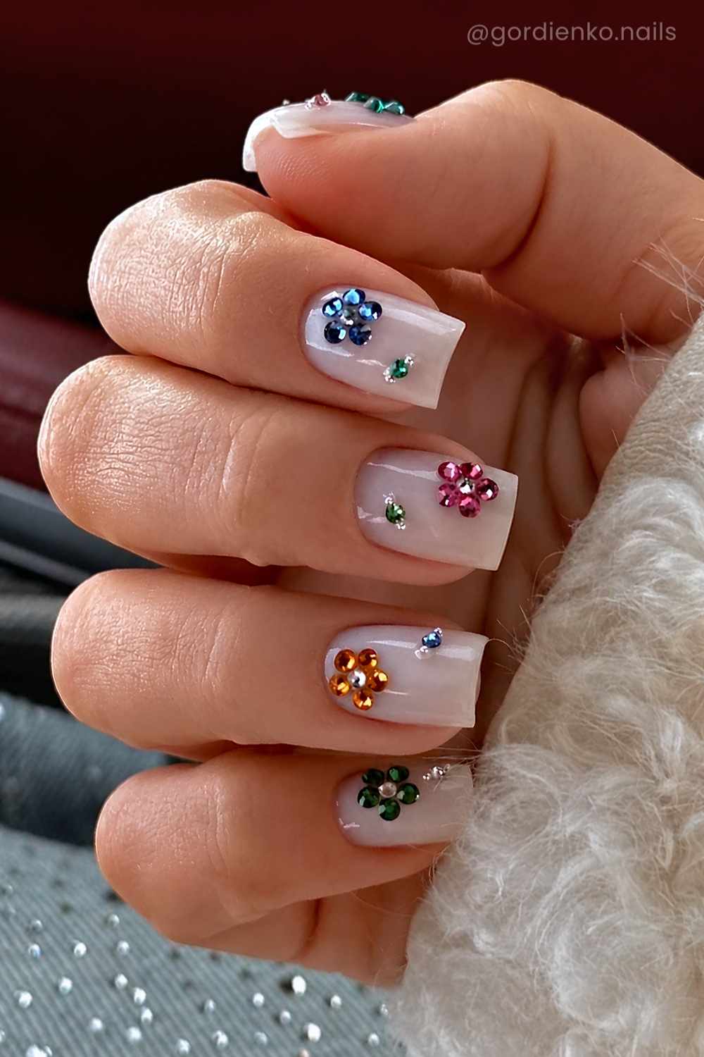 Weisse eckige Naegel mit Strassblumen
