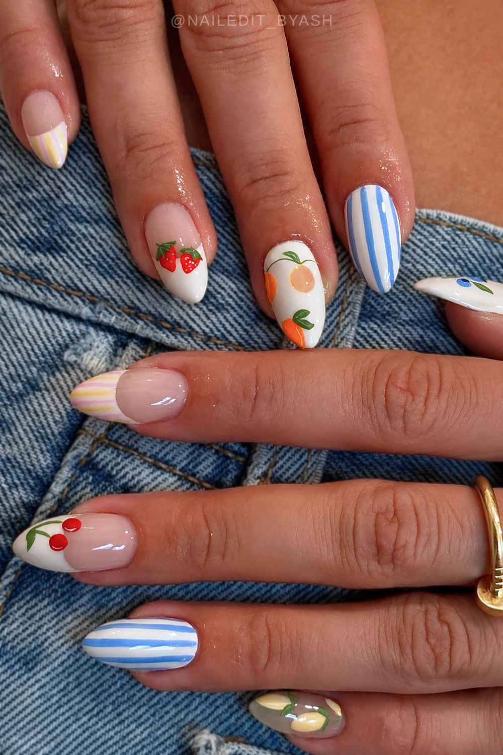 Weisse mani mit bunten streifen und fruechten