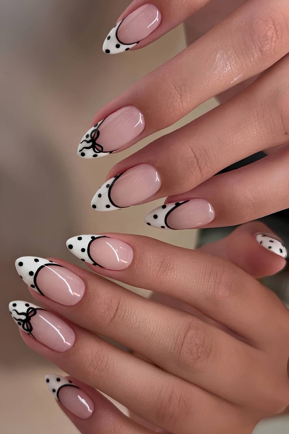 Weisse schwarze Polka Dot French Mani mit Schleifen
