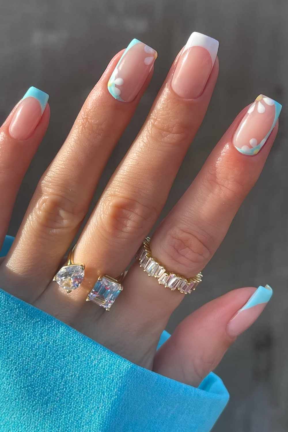 Weisse und blaue Mani mit Gaensebluemchen Details