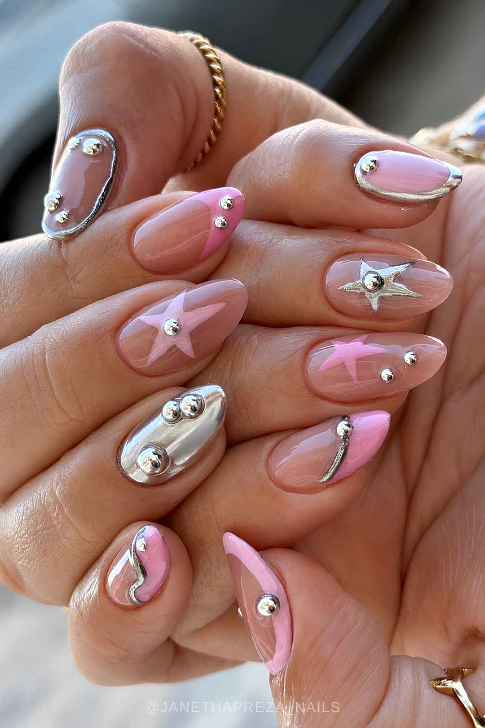Y2K inspirierte pinke Naegel mit silbernen Chrome Akzenten