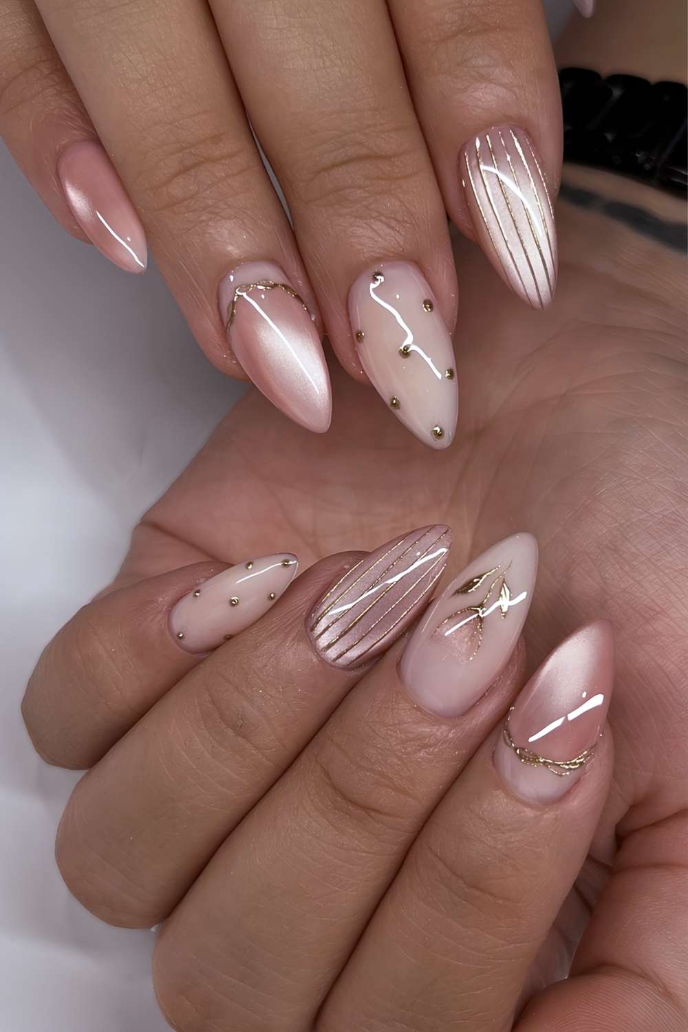 Altrosa Cat Eye Naegel mit Streifen und Punkten